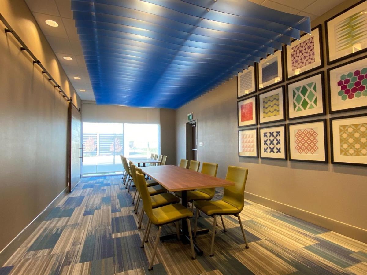 Holiday Inn Express & Suites - Aurora By Ihg Экстерьер фото